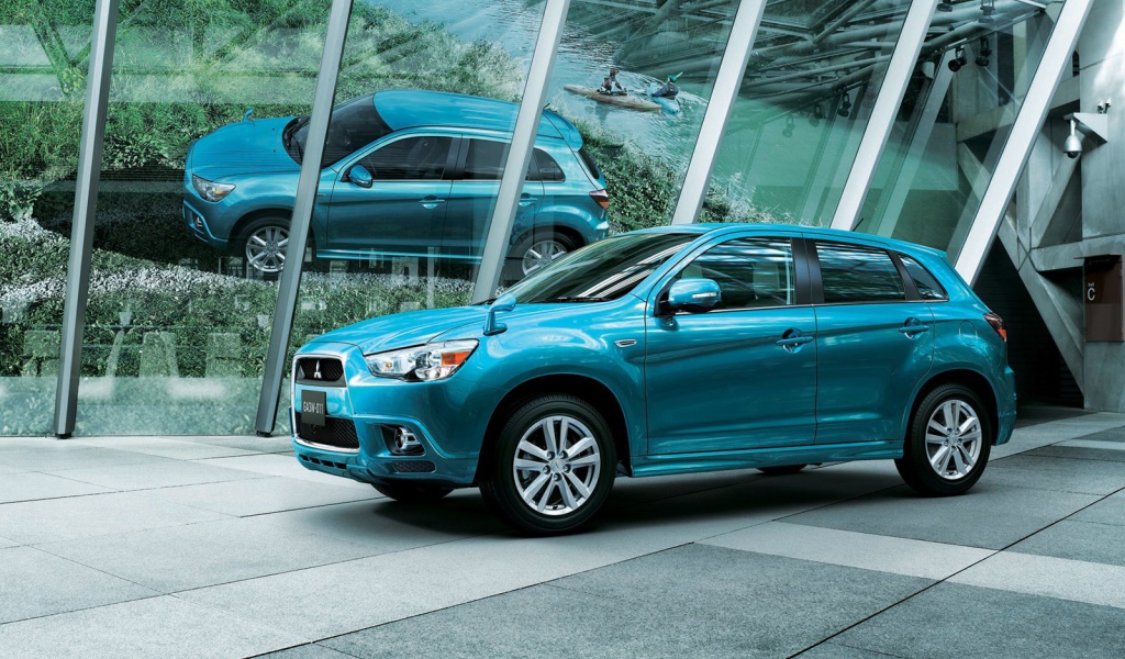 Автомобиль Mitsubishi ASX на дороге