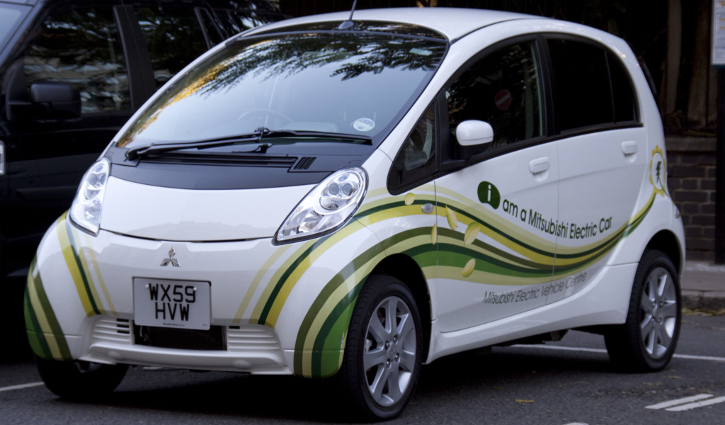 Автомобиль Mitsubishi Electric на дороге