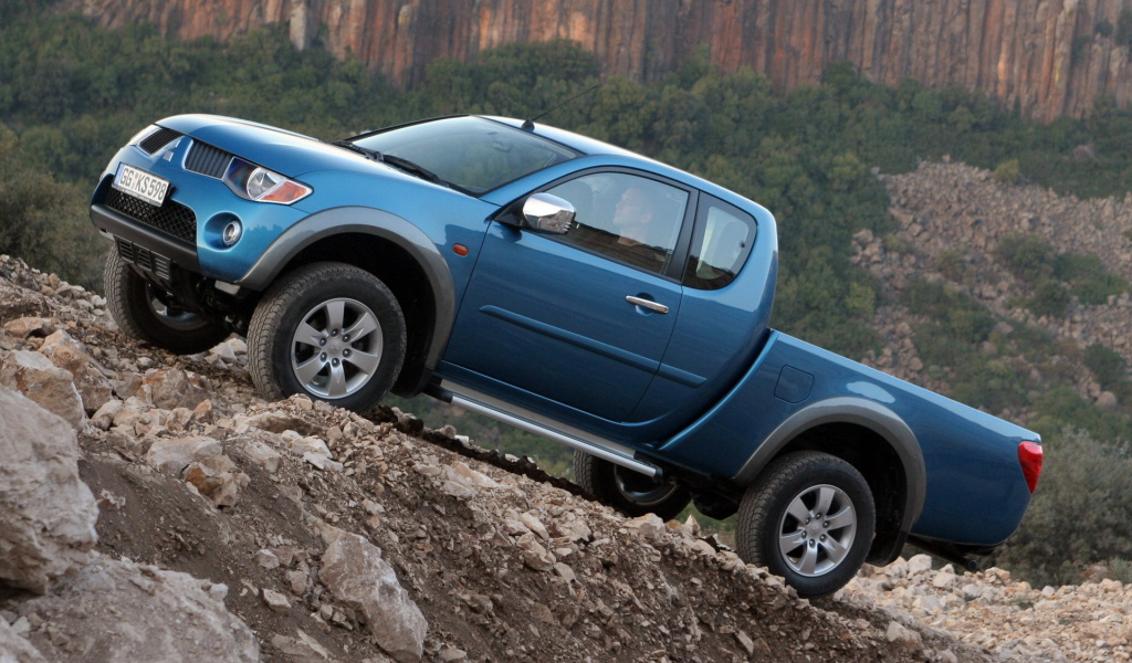 Автомобиль Mitsubishi L200 на дороге