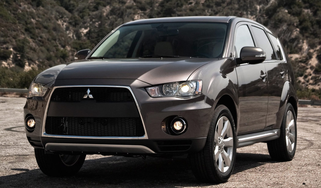 Автомобиль Mitsubishi Outlander на дороге