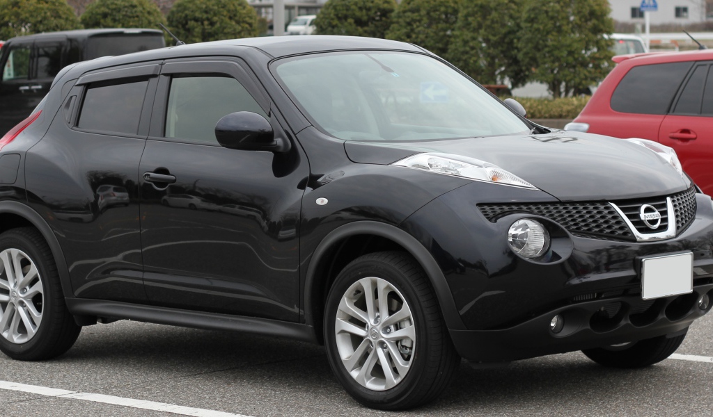 Красивый автомобиль Nissan Juke в Москве