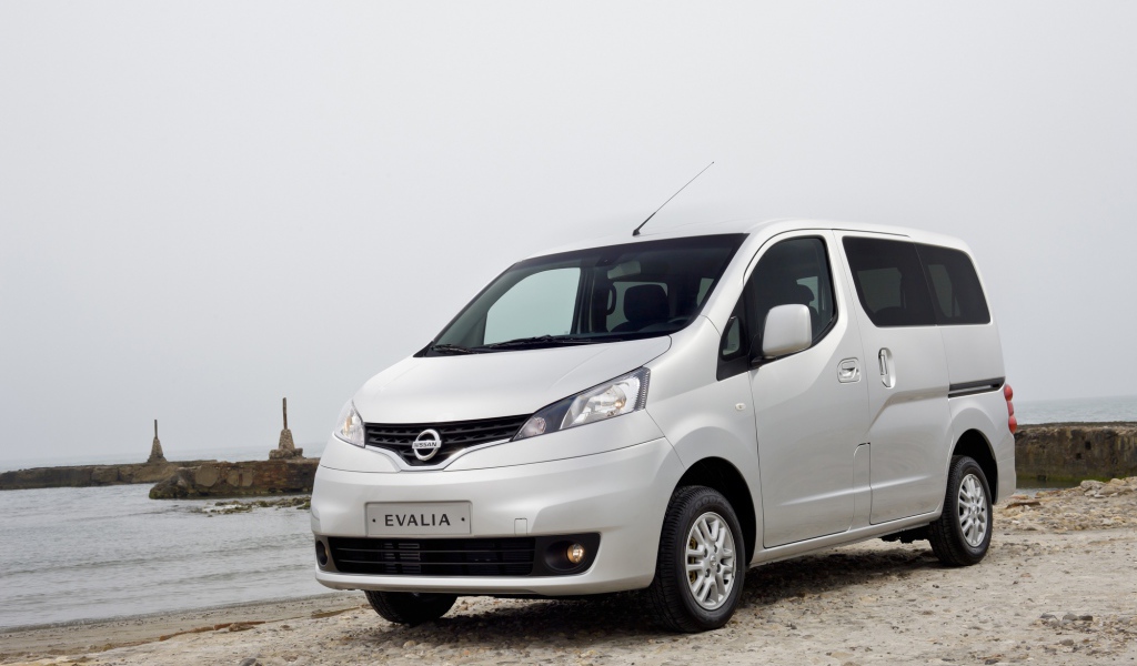Красивый автомобиль Nissan NV200 в Москве