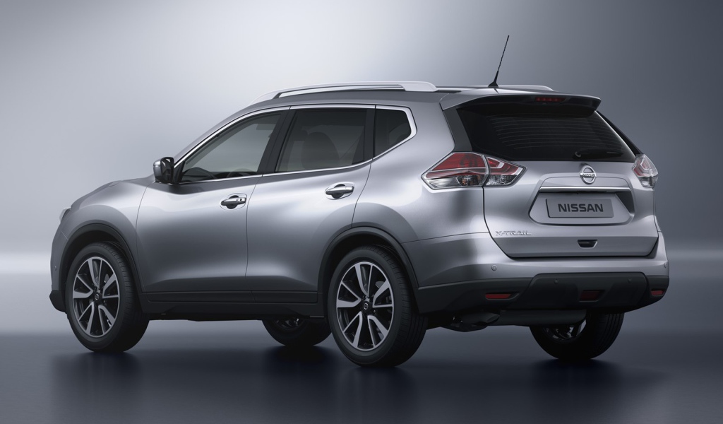 Автомобиль Nissan X-Trail на дороге