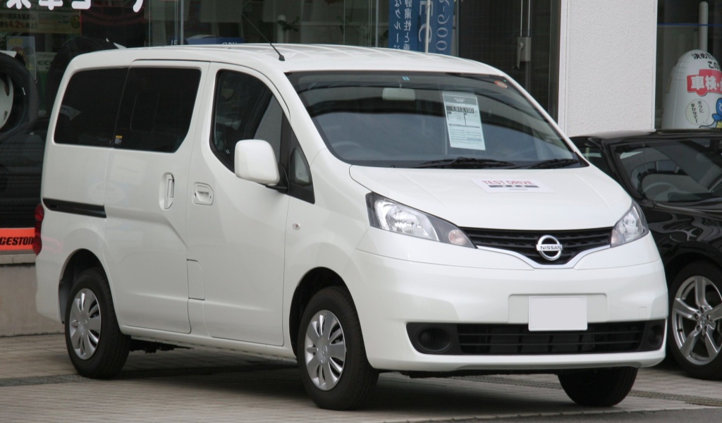 Автомобиль марки Nissan модели NV200