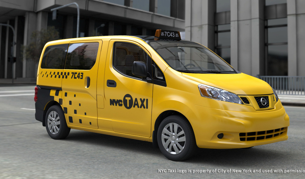 Автомобиль Nissan NV200 на дороге