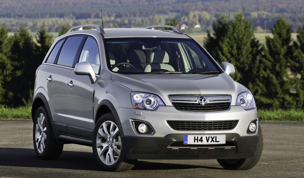 Автомобиль Opel Antara на дороге