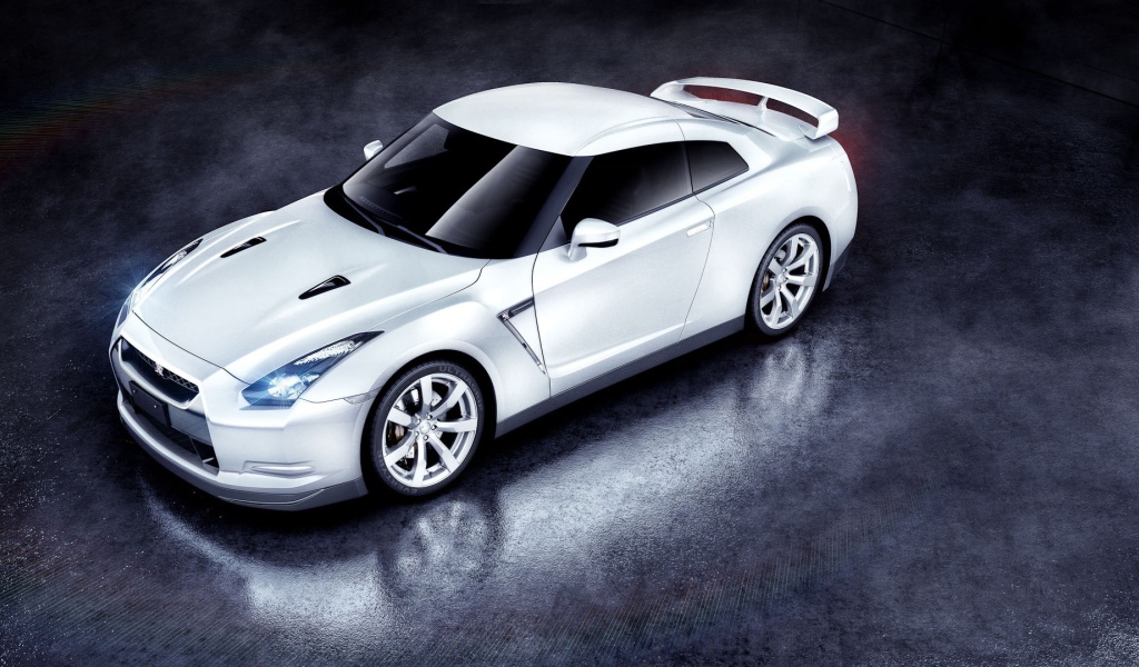 Белый Nissan GTR