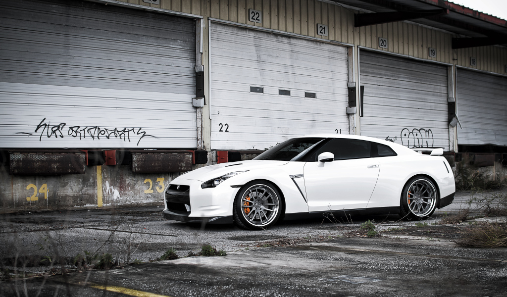 Белый Ниссан у склада