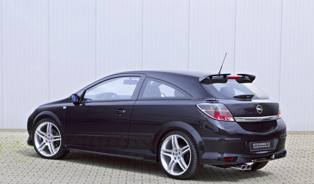 Красивый автомобиль Opel Astra GTC