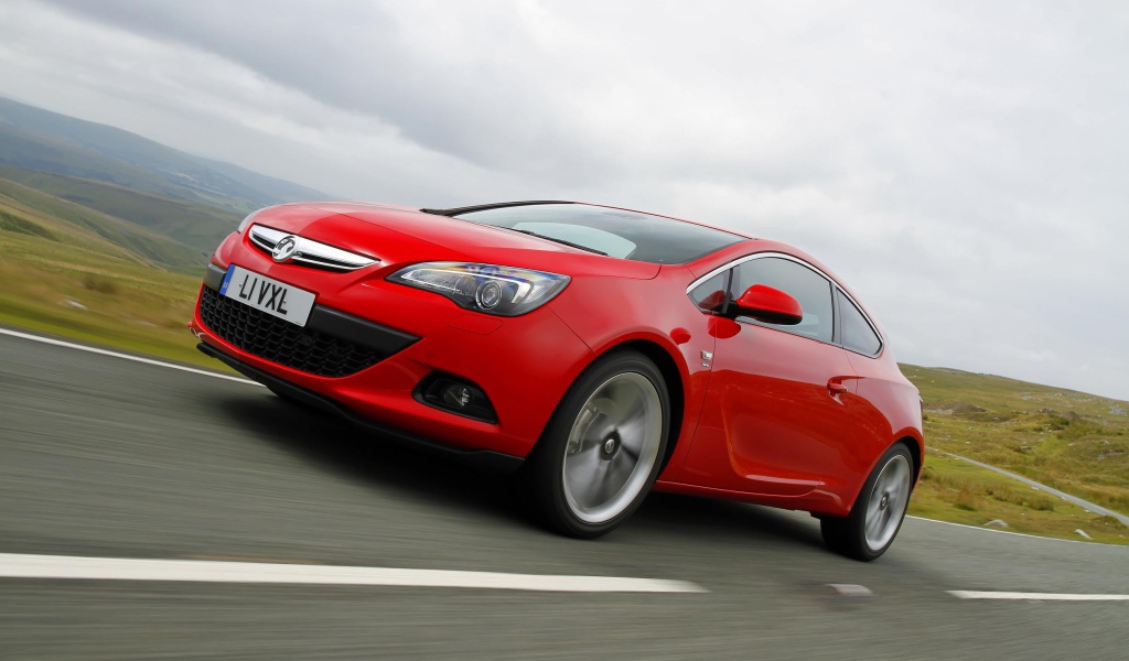 Красивый автомобиль Opel Astra GTC 2014