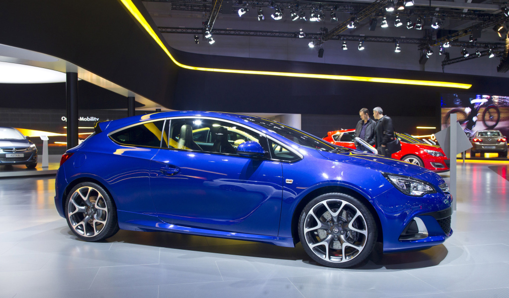 Красивый автомобиль Opel Astra GTC 2014 в Москве