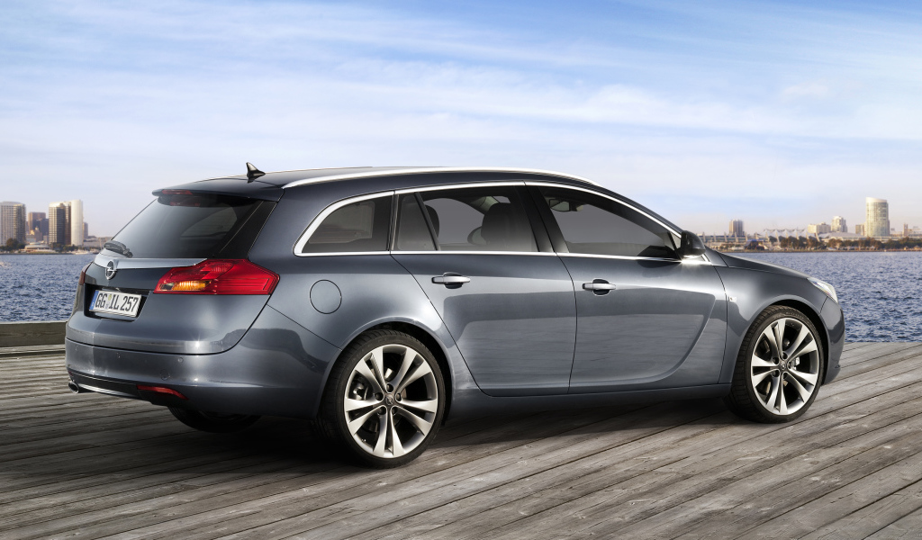 Красивый автомобиль Opel Insignia