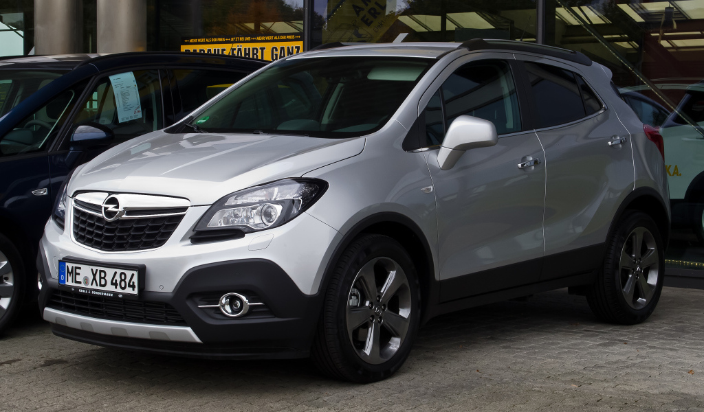 Красивый автомобиль Opel Mokka в Москве
