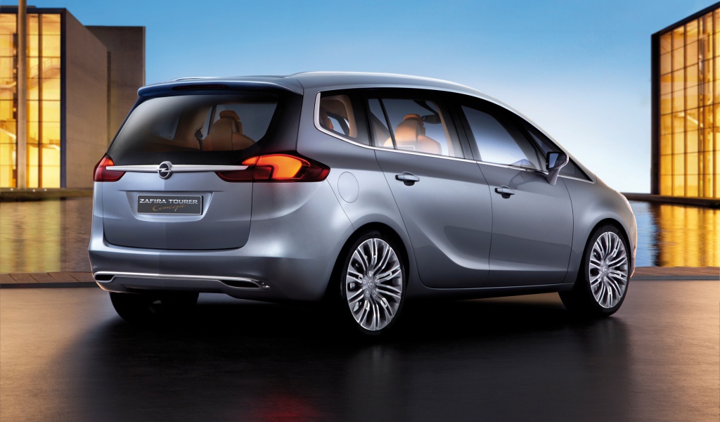 Красивый автомобиль Opel Zafira