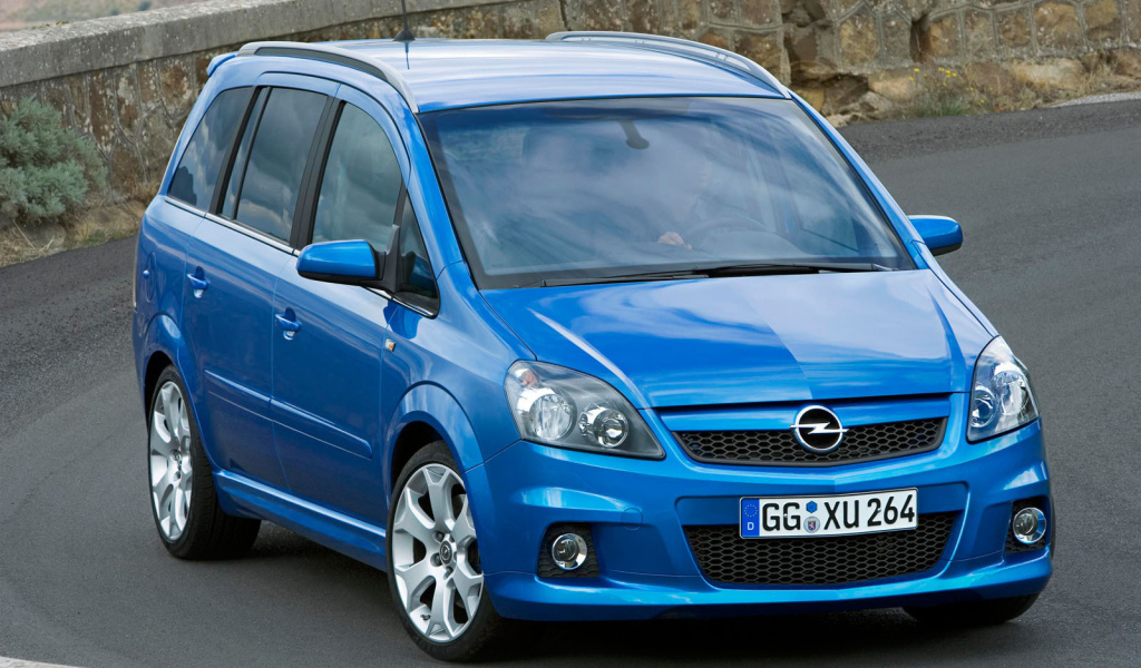 Красивый автомобиль Opel Zafira в Москве