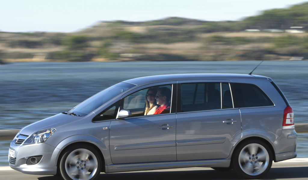 Автомобиль марки Opel  модели Zafira
