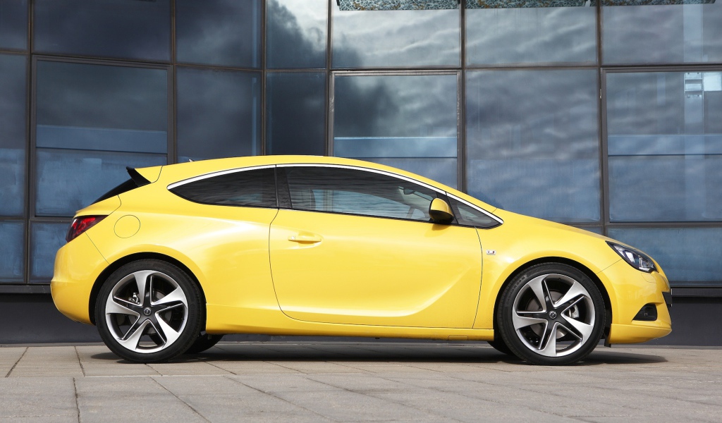 Автомобиль марки Opel модели Astra GTC 2014