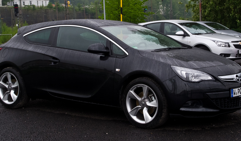 Автомобиль Opel Astra GTC на дороге