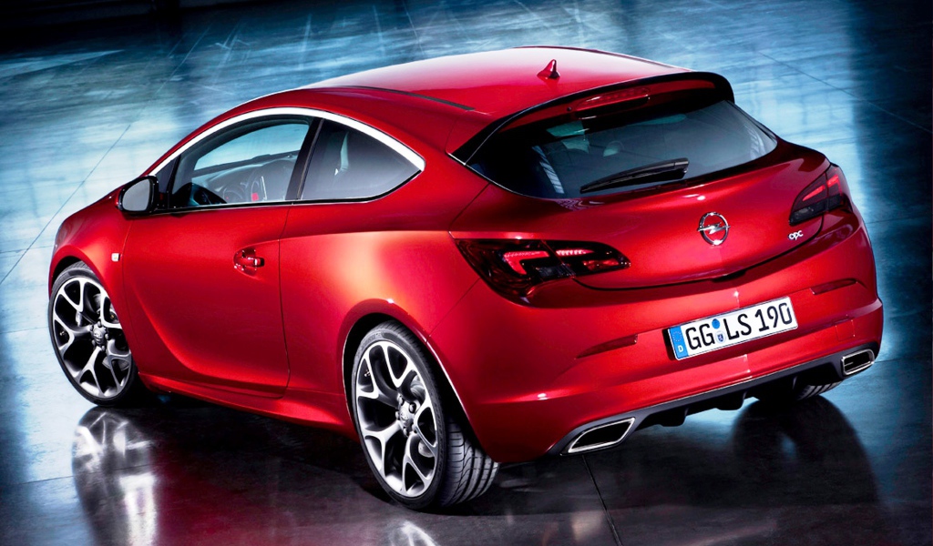 Автомобиль Opel Astra GTC 2014 на дороге