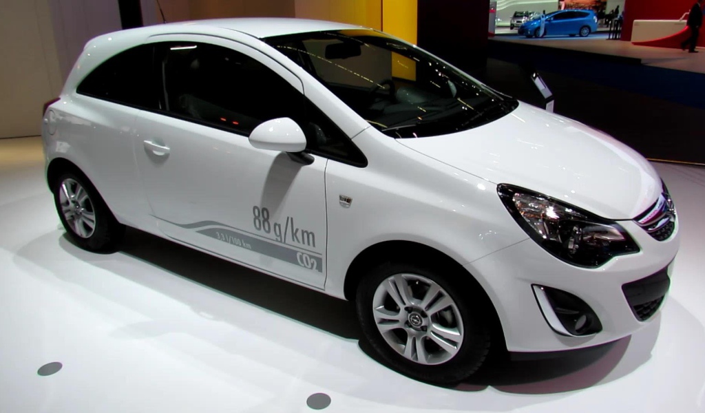 Автомобиль Opel Corsa на дороге