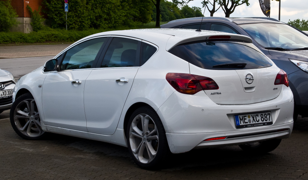 Надежный автомобиль Opel Astra