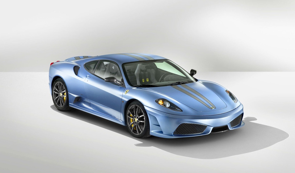 Голубой спортивный автомобиль