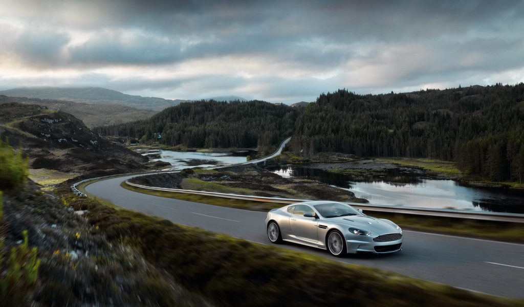 Серебристый спортивный автомобиль