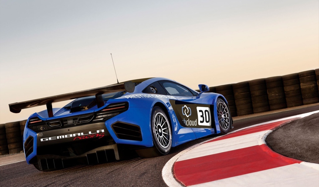 Суперавтомобиль на повороте