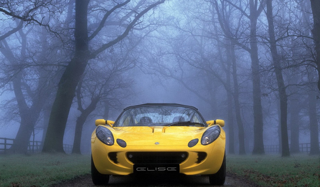 Желтый автомобиль в тумане