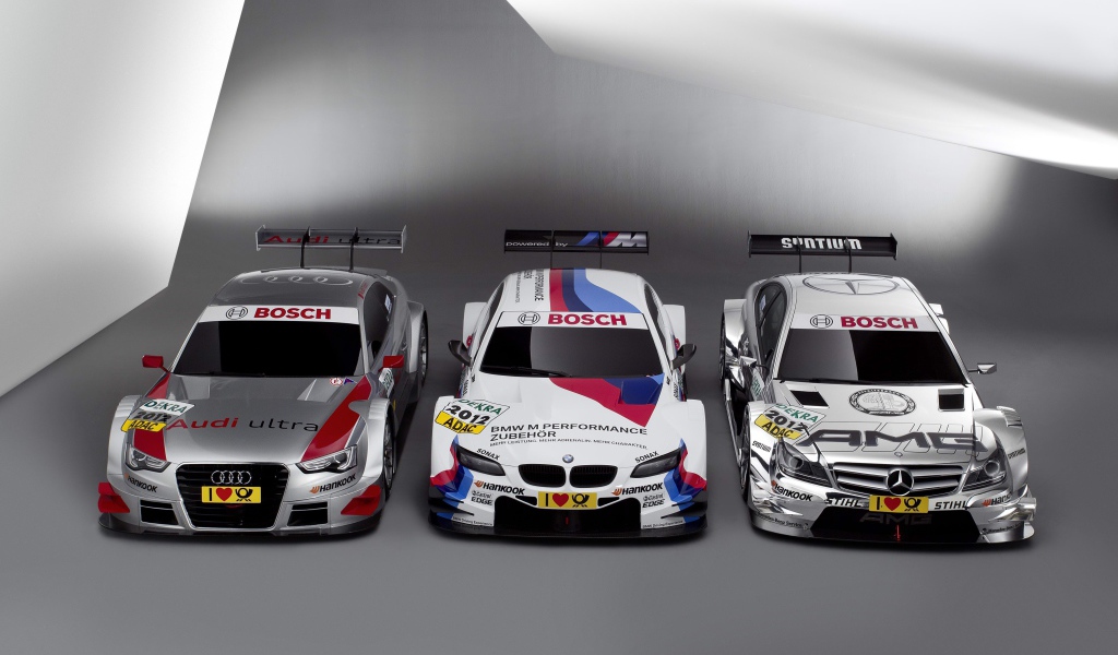 Три гоночных автомобиля