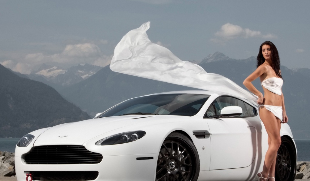 Девушка у белого автомобиля