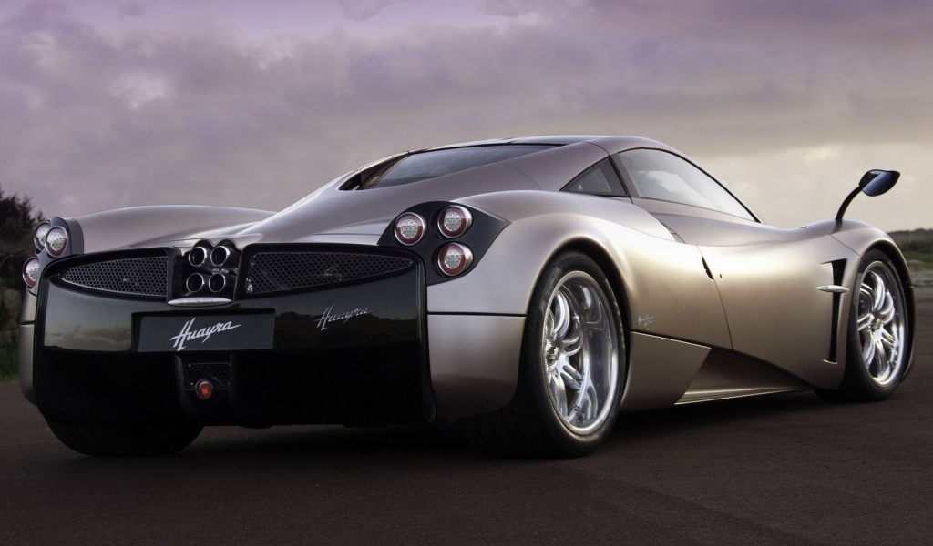  Красивый автомобиль Pagani Huayra