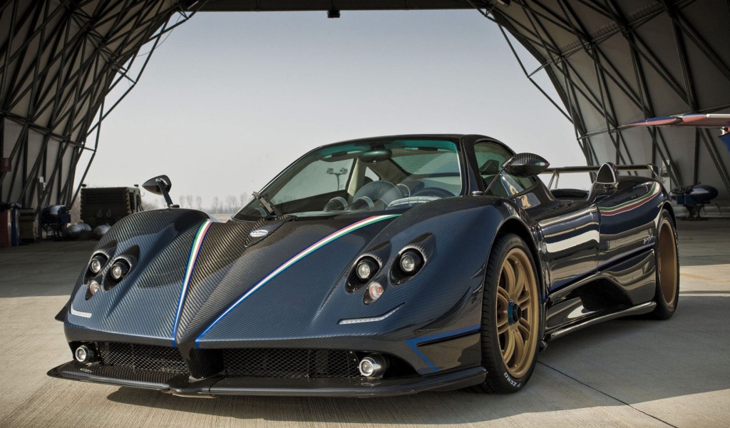 Красивый автомобиль Pagani Zonda