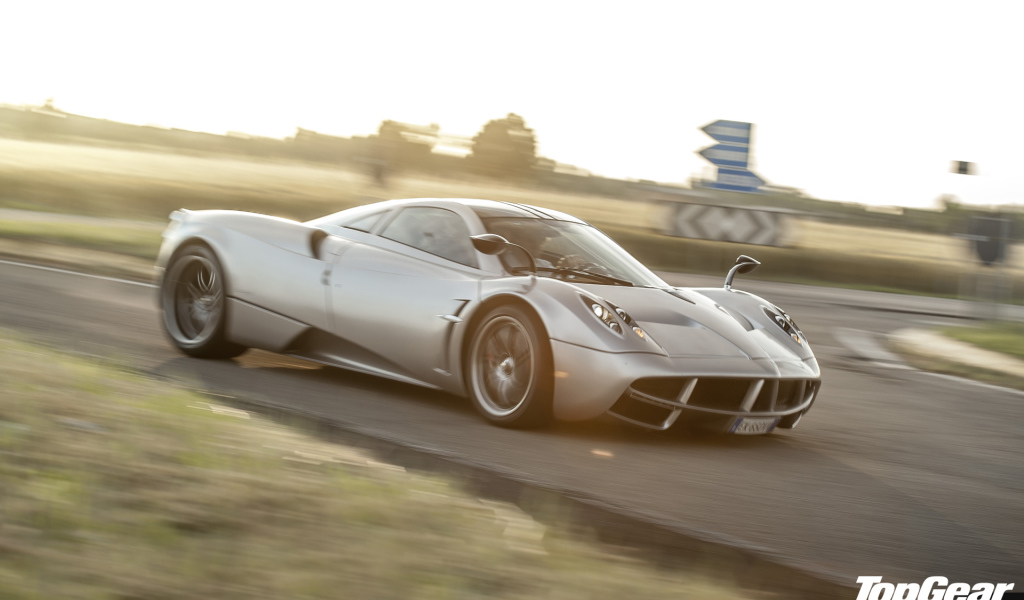 Автомобиль Pagani Huayra на дороге