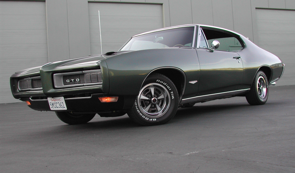 Автомобиль Pontiac GTO 1969 на дороге