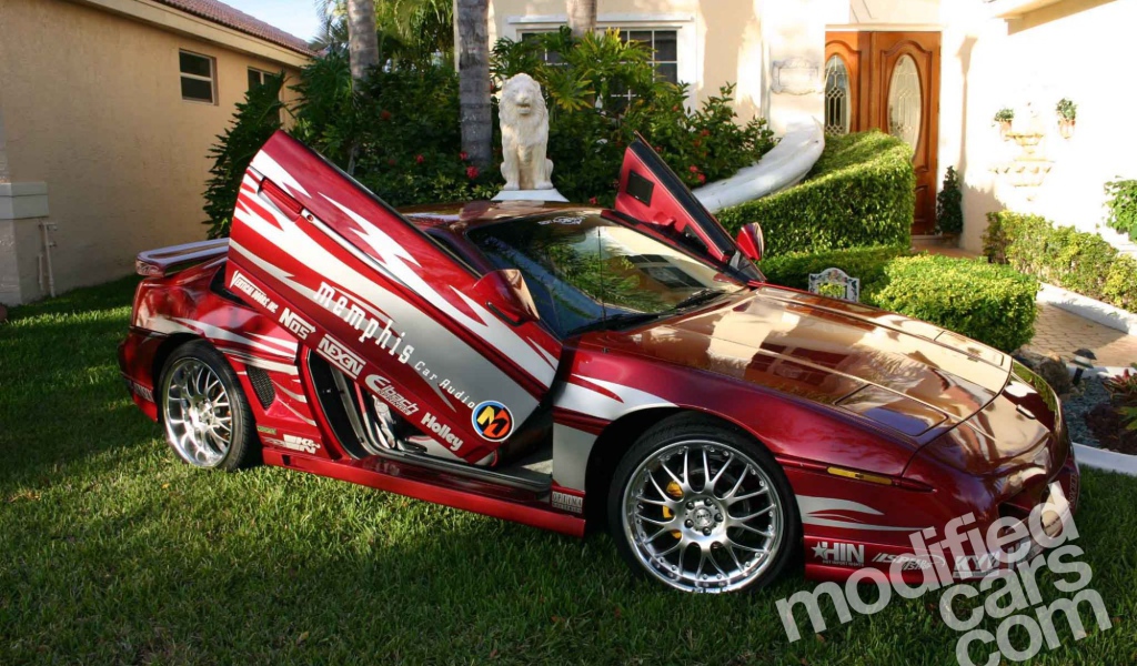 Красивый автомобиль Pontiac Fiero