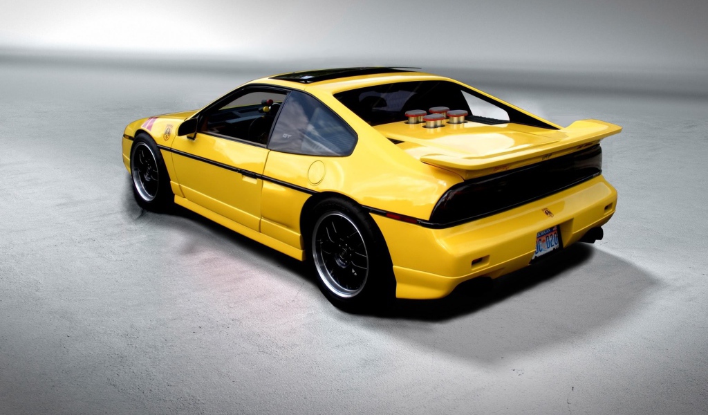 Красивый автомобиль Pontiac Fiero в Москве