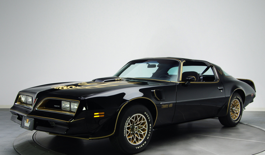 Красивый автомобиль Pontiac Firebird