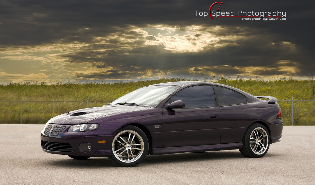 Красивый автомобиль Pontiac GTO