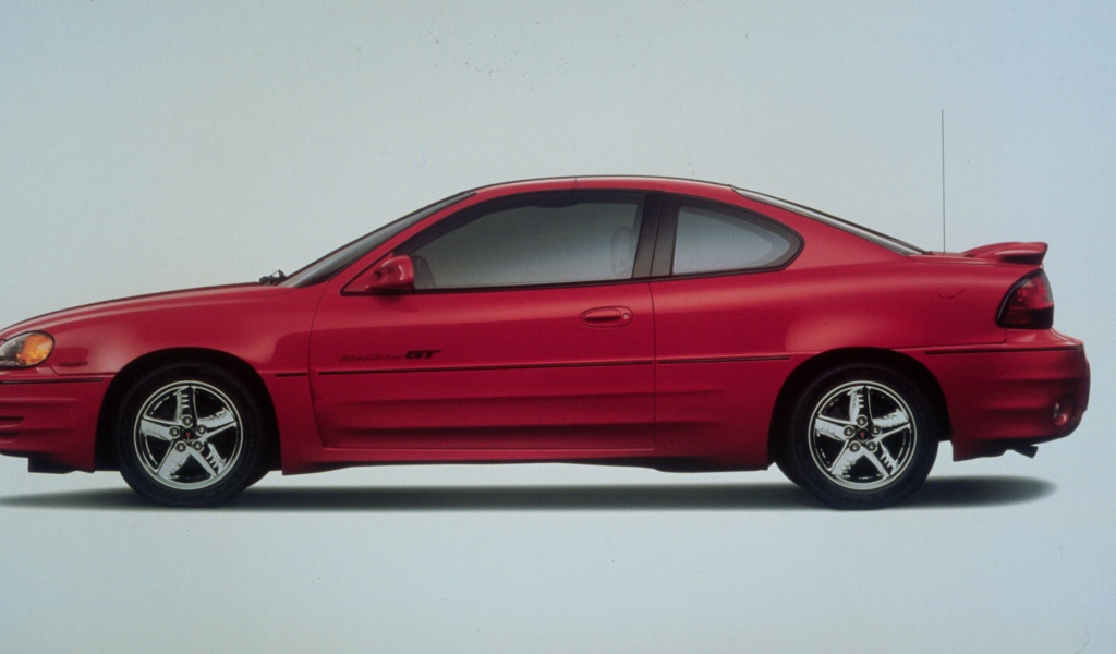 Красивый автомобиль Pontiac Grand Am в Москве