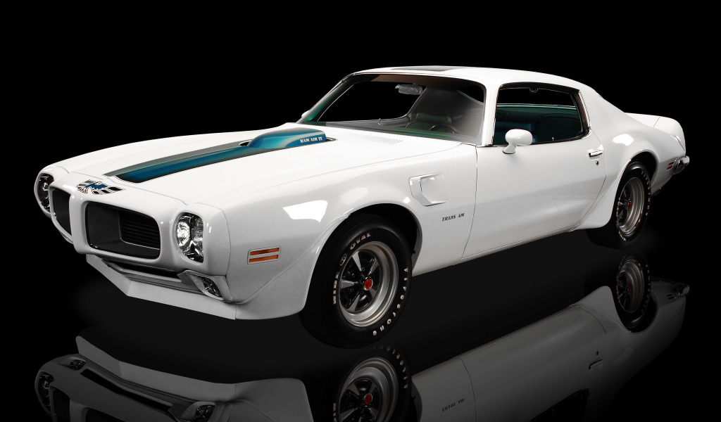 Красивый автомобиль Pontiac Trans Am