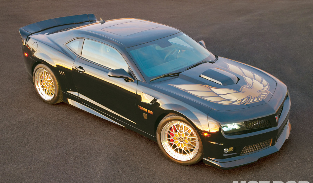 Красивый автомобиль Pontiac Trans Am в Москве
