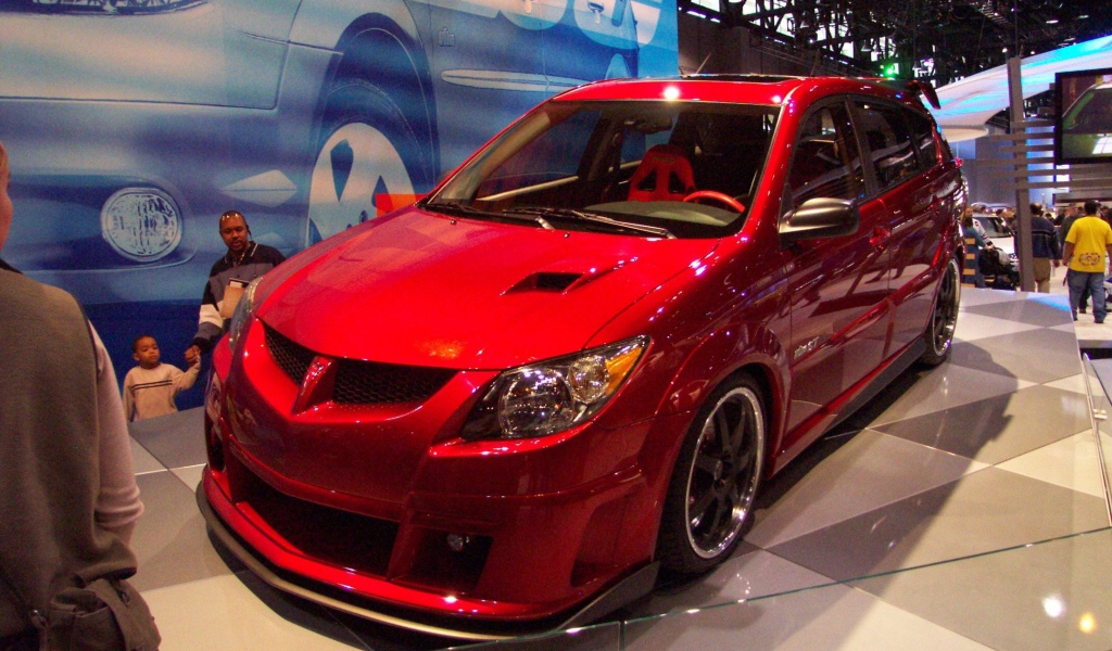 Красивый автомобиль Pontiac Vibe в Москве