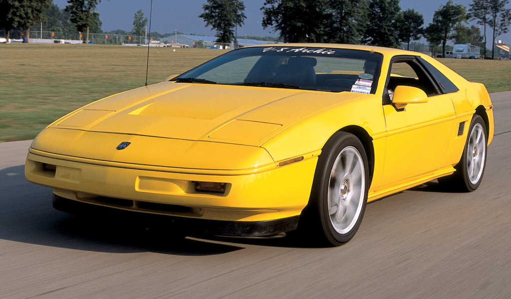 Автомобиль марки Pontiac модели Fiero