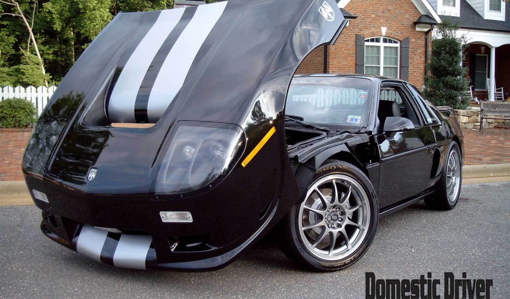 Автомобиль Pontiac Fiero на дороге