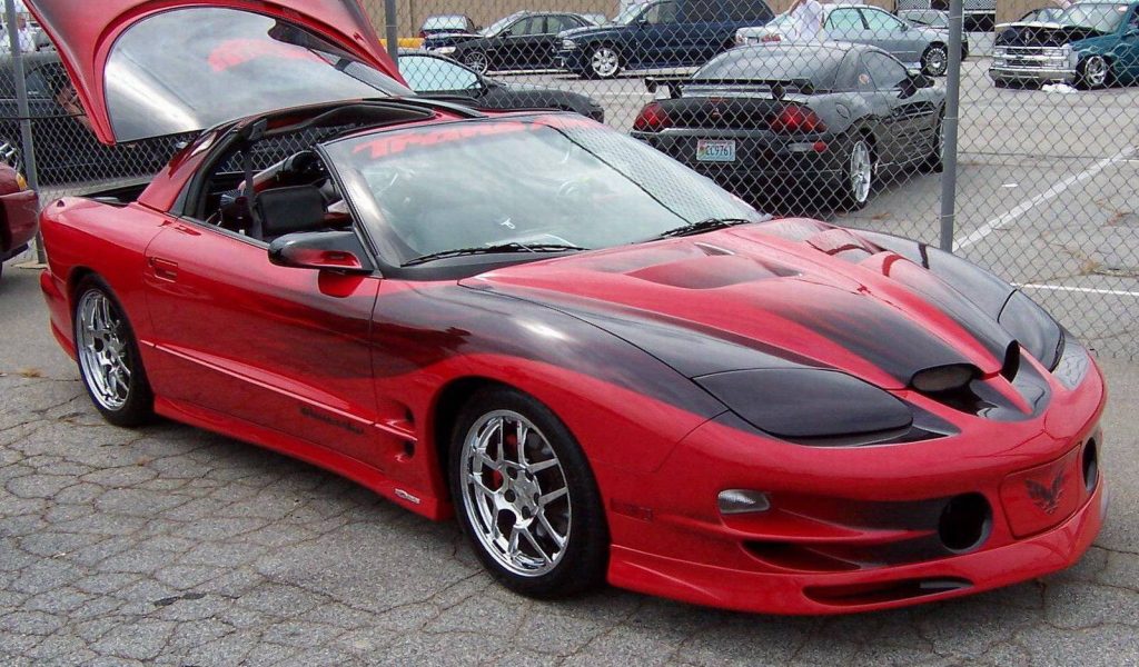 Автомобиль Pontiac Firebird на дороге