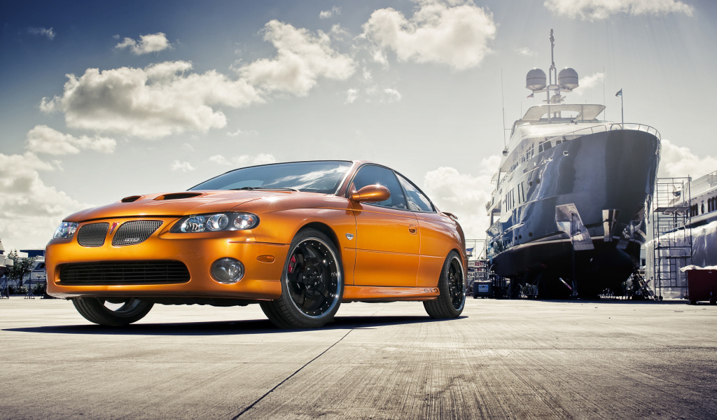 Автомобиль Pontiac GTO на дороге