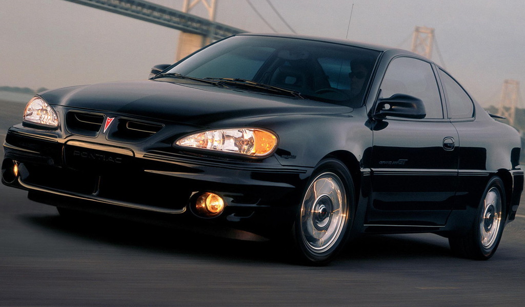 Автомобиль Pontiac Grand Am на дороге