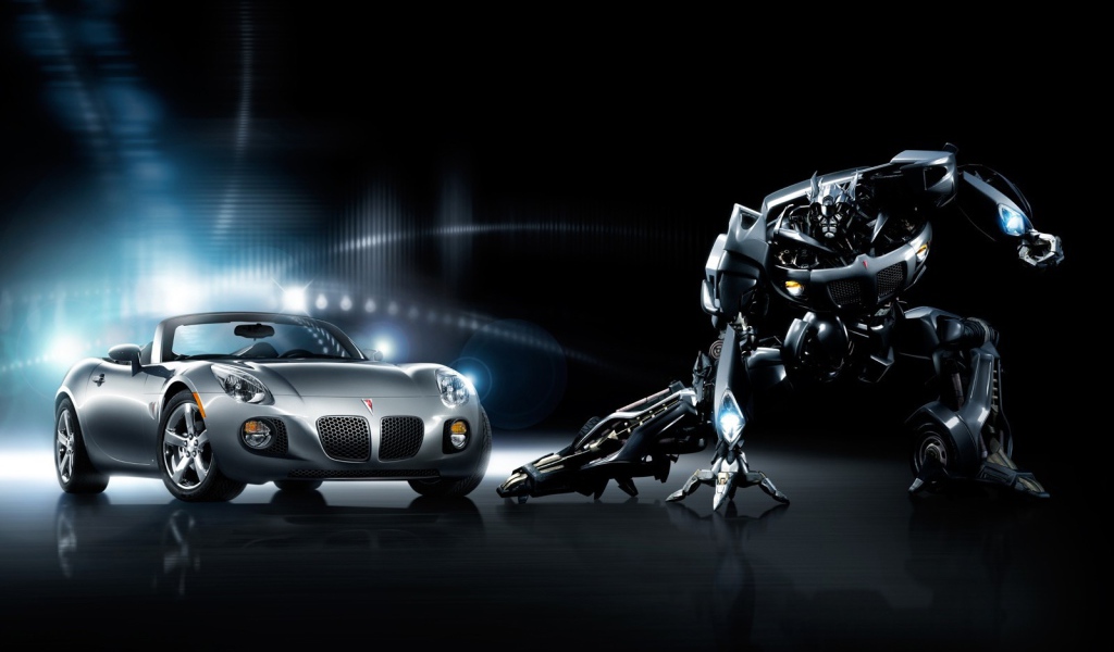 Автомобиль Pontiac Solstice на дороге