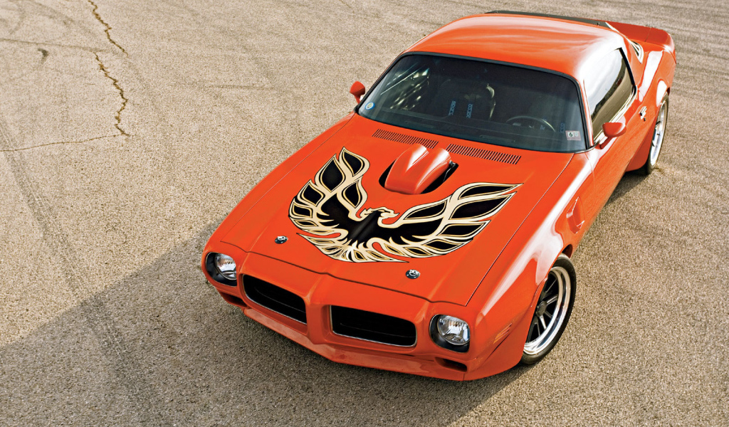 Автомобиль Pontiac Trans Am на дороге